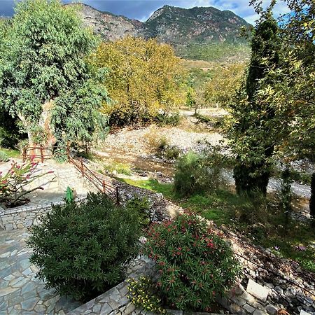 Steinturm Mit Dach-Terrasse Zwischen Fluss, Meer Und Gebirge- Spiti Pirgos Paralia Sergoulas Екстериор снимка